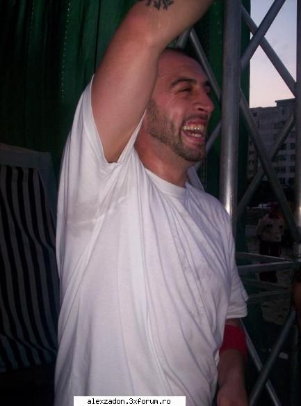 ce ma amuza poza asta:)))) e eddy:))  simplu